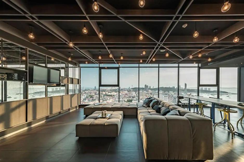อพาร์ทเม้น Base Quiet King-bed With Infinity Pool & Free Netflix *